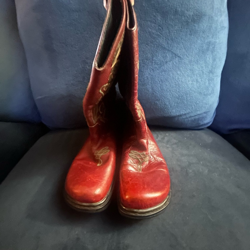 Earth burgundy cowboy boots